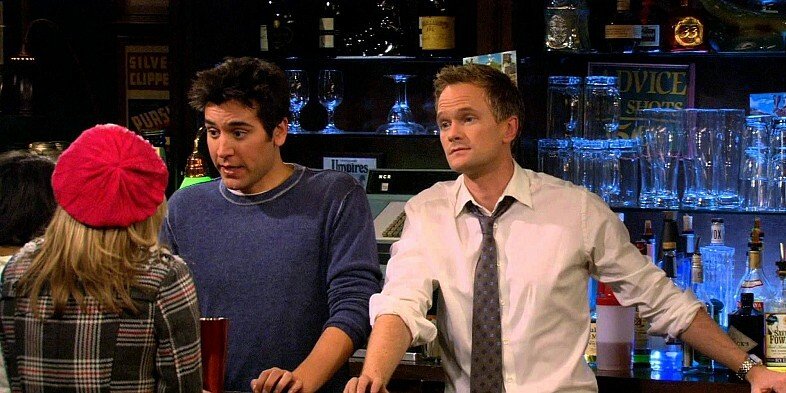 Ted e Barney dietro al bancone del bar.
