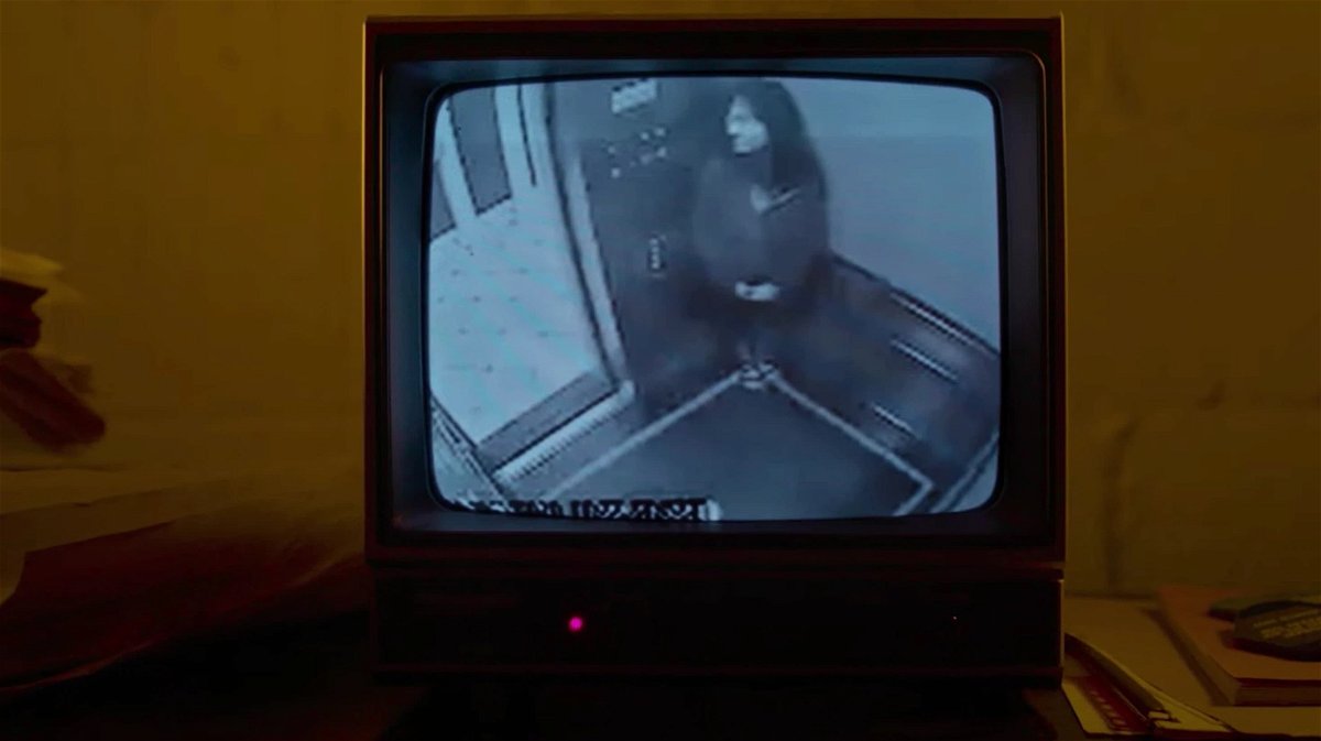 Elisa Lam en el video de la cámara de seguridad del hotel, como aparece en las docuseries de Netflix