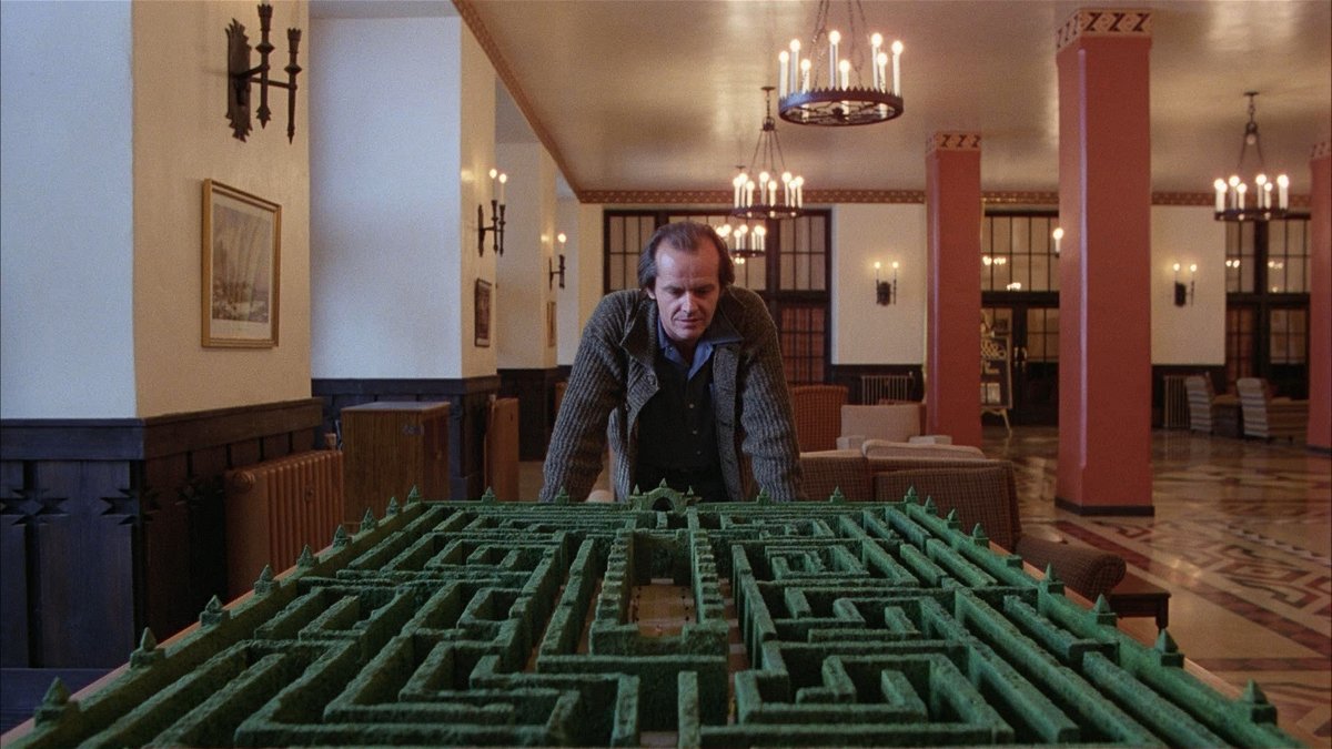 Il protagonista osserva il modello del labirinto