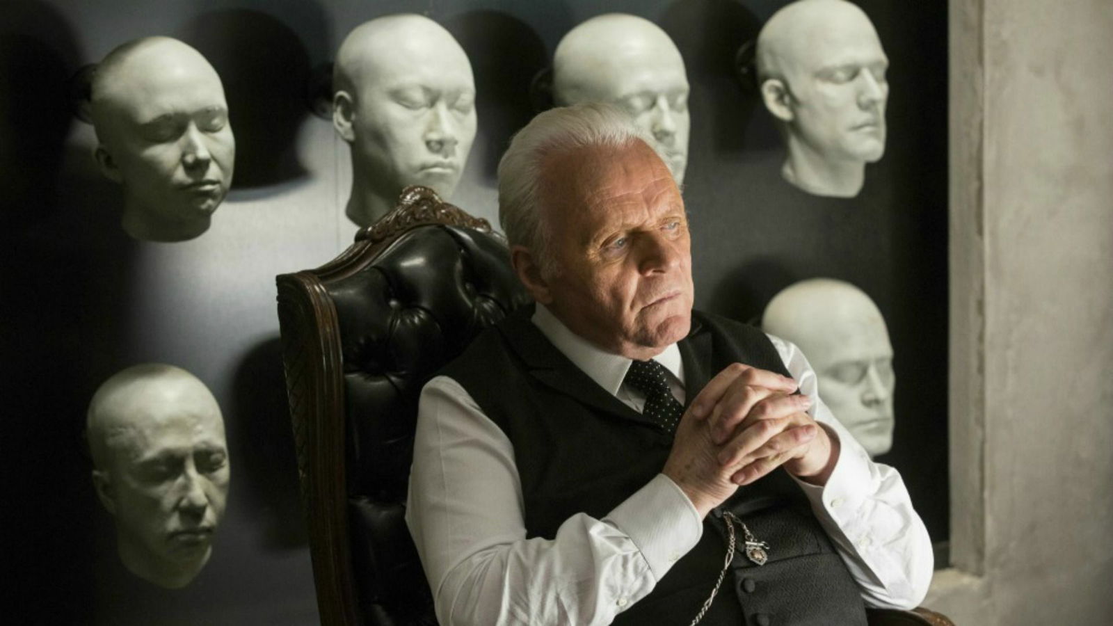 Clicca per vedere l'immagine originale Il dottor Robert Ford in una scena della prima serie di Westworld