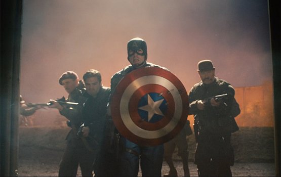 Captain America e alcuni militari al suo fianco in una scena del primo film