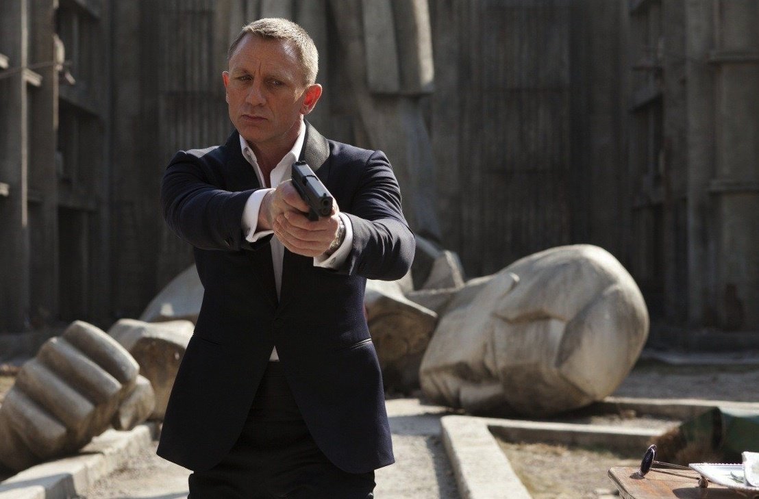 Daniel Craig punta la pistola