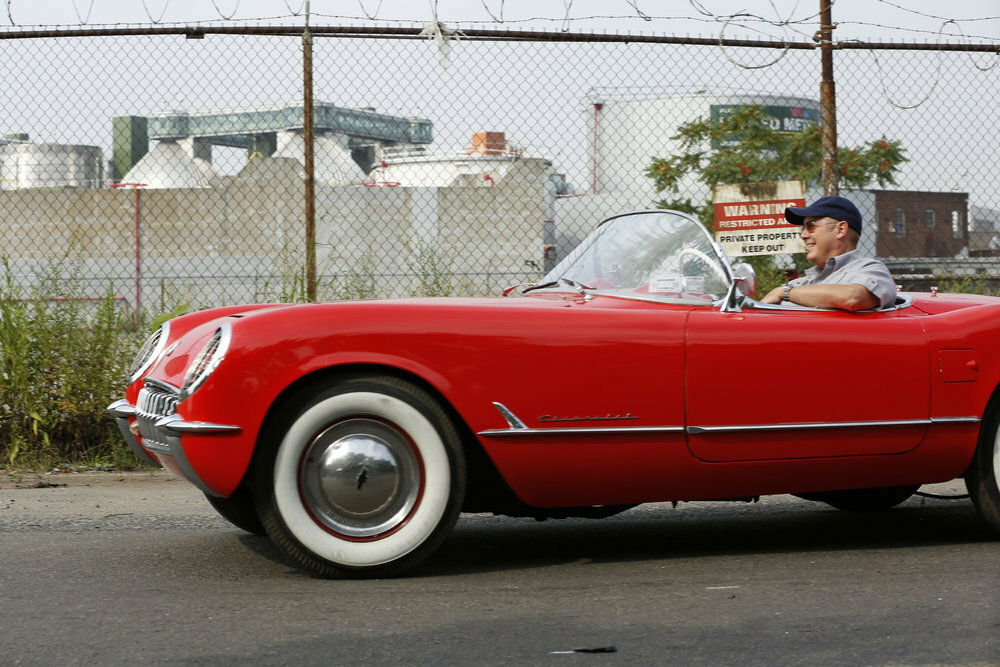 Clicca per vedere l'immagine originale Raymond Reddington nella sua fiammante auto...rubata