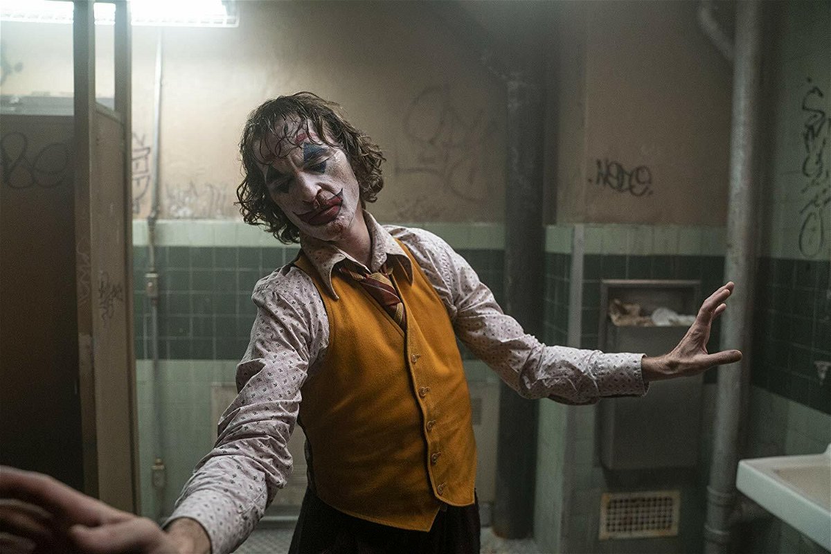 Joaquin Phoenix danza in una scena del film Joker