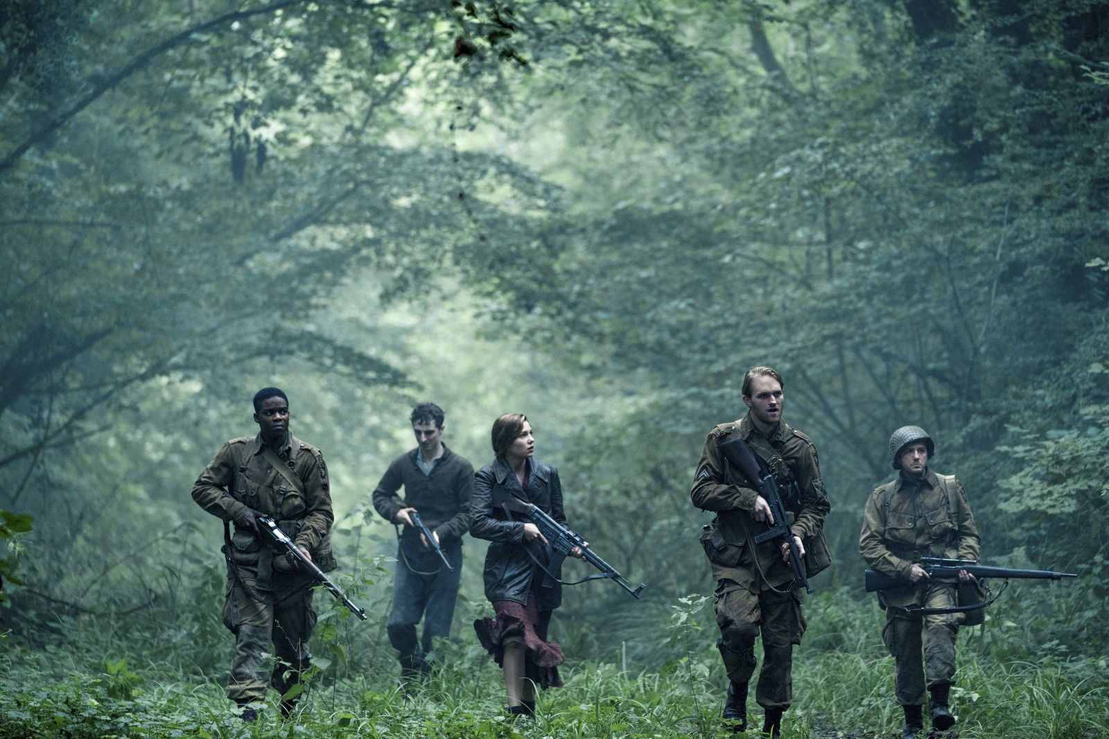 Clicca per vedere l'immagine originale I protagonisti di Overlord si aggirano per il bosco in una scena del film