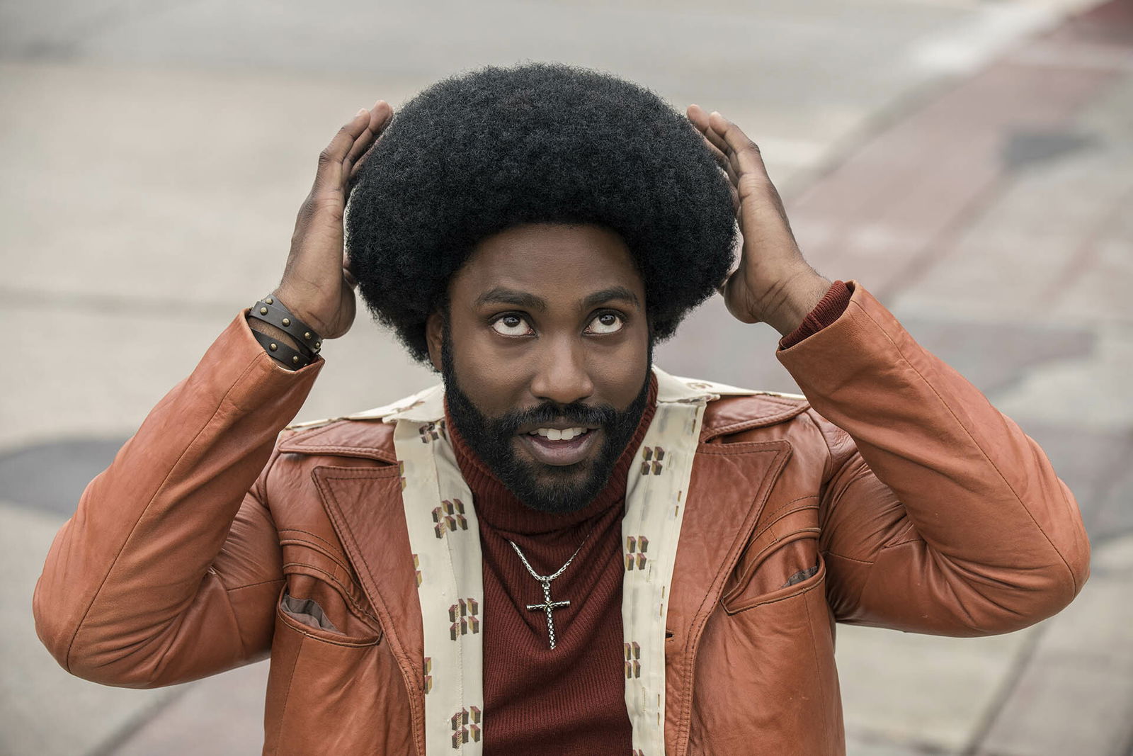 Clicca per vedere l'immagine originale John David Washington si sistema i capelli