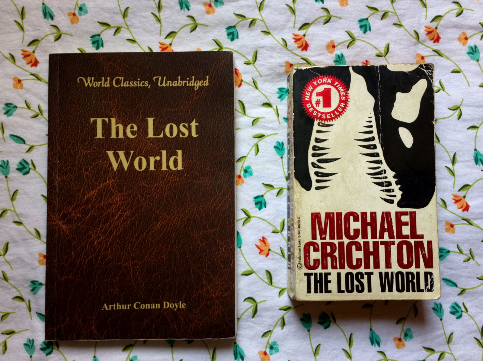 Clicca per vedere l'immagine originale Jurassic Park - Due libri su un tavolo