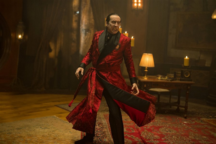 Renfield - Nicolas Cage è Dracula e indossa una vestaglia rossa