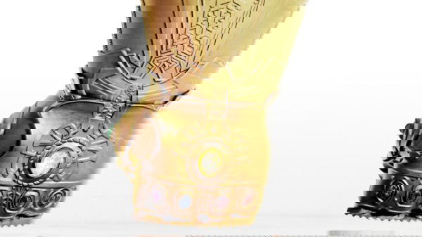 Copertina di Il Guanto dell'Infinito in versione pestacarne risolverà metà dei tuoi problemi in cucina