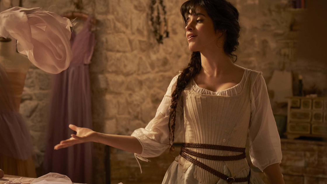 Copertina di La Cenerentola di Camila Cabello è un'aspirante stilista nel trailer del live action