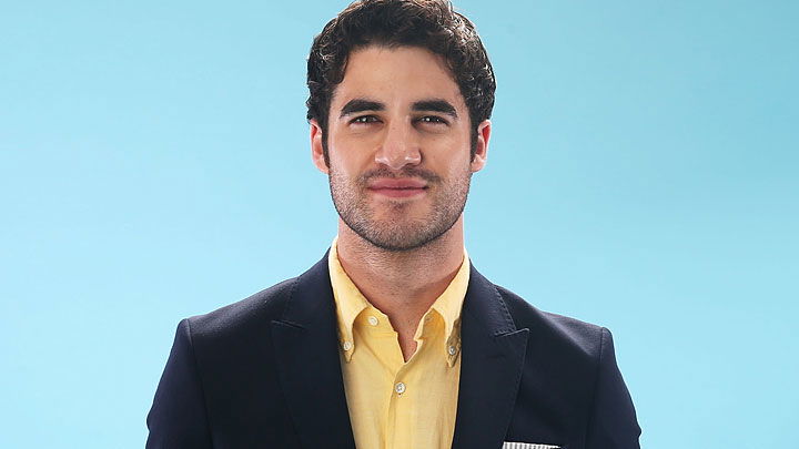 Copertina di American Crime Story: Darren Criss e il selfie di nudo (quasi) integrale