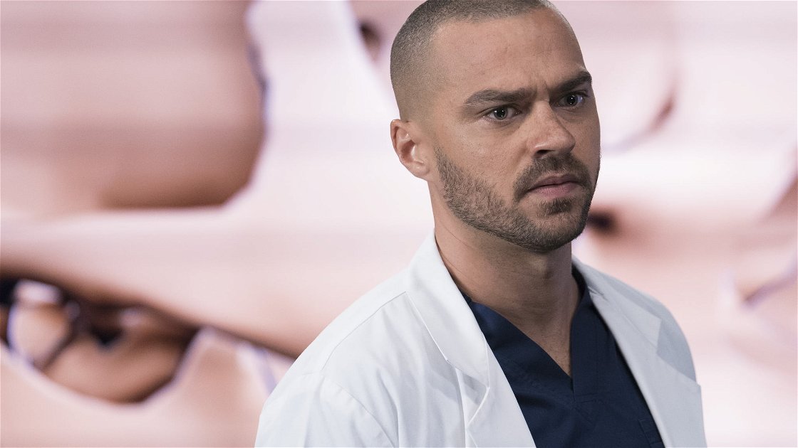 Copertina di Jesse Williams lascia Grey's Anatomy: apparirà per l'ultima volta nell'episodio 17x15