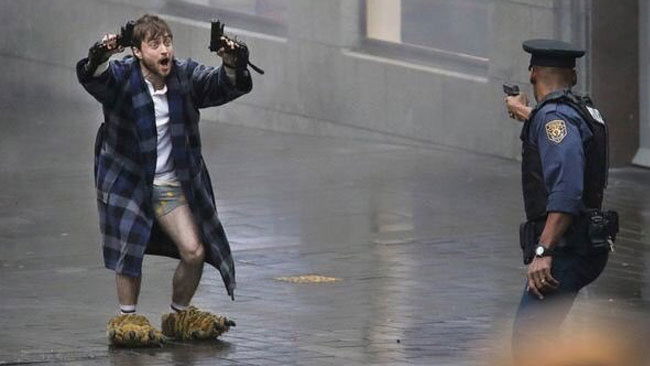 Copertina di Daniel Radcliffe armato e in mutande sul set è già un MEME