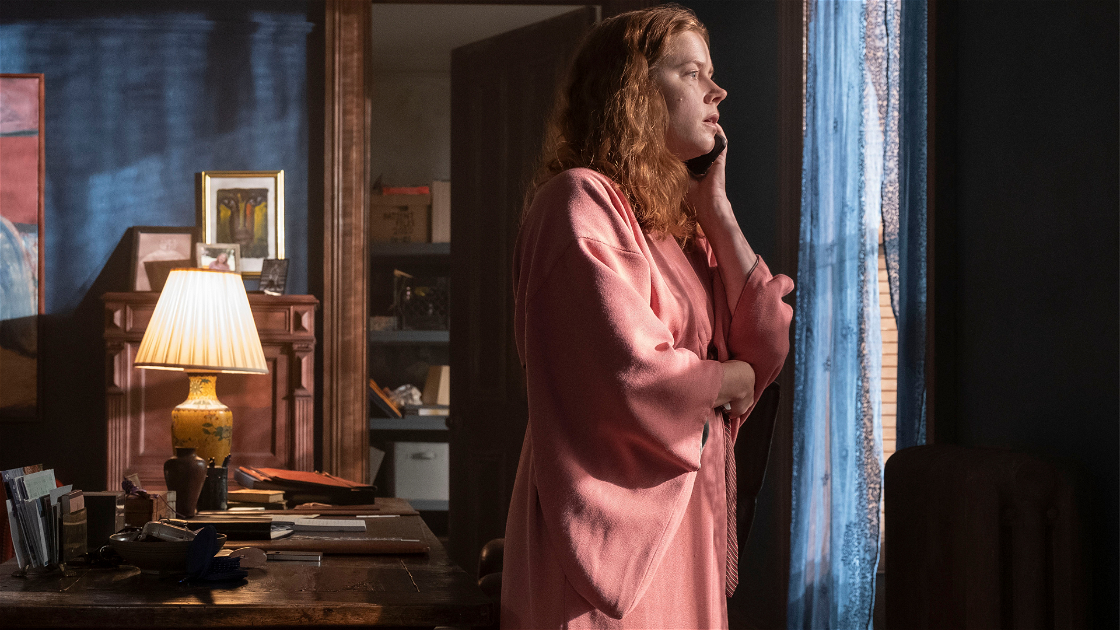 Copertina di La donna alla finestra: i film che Anna vede in TV e la connessione con la trama del thriller Netflix