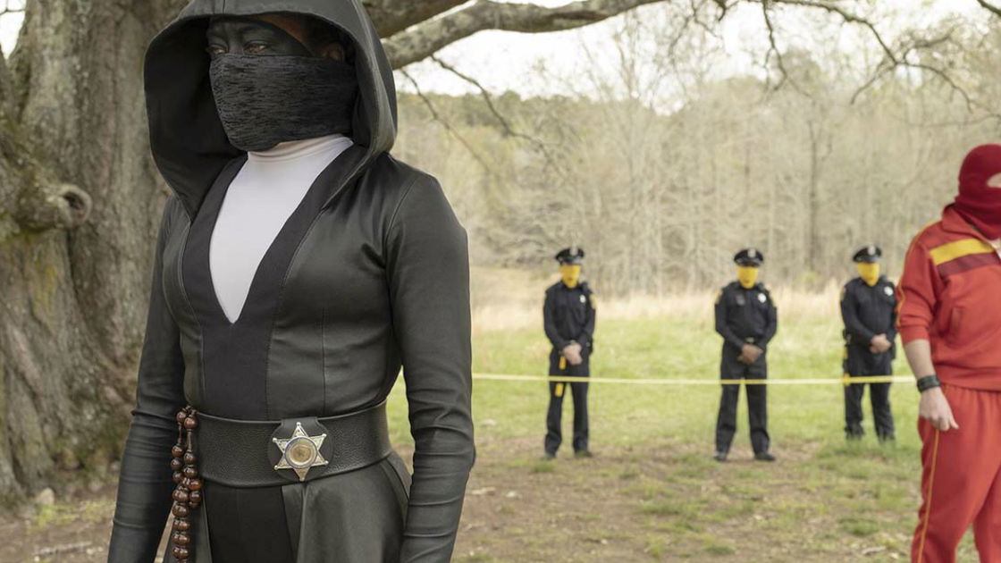 Copertina di Watchmen, secondo episodio: perché i poliziotti indossano le maschere?