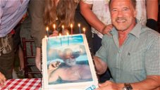 Copertina di Arnold Schwarzenegger festeggia il compleanno in famiglia con la torta perfetta