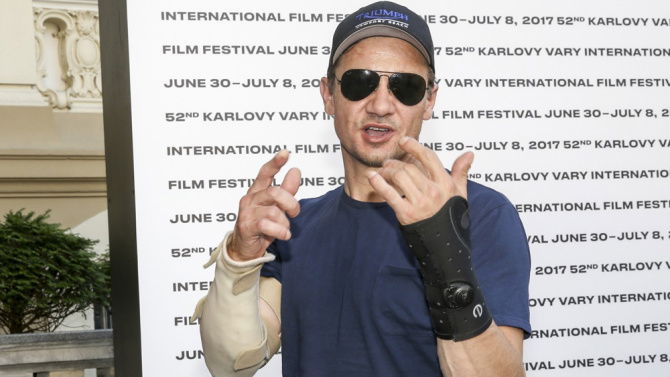 Copertina di Due fratture per Jeremy Renner sul set di Avengers: Infinity War