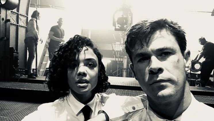 Copertina di Men in Black: le prime foto dal set dello spin-off con Chris Hemsworth e Tessa Thomspon