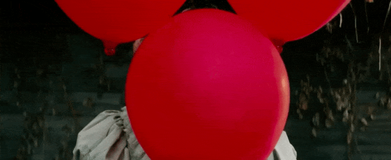 Copertina di Bill Skarsgård racconta: "Sul set di IT ho fatto piangere i bambini vestito da Pennywise!"