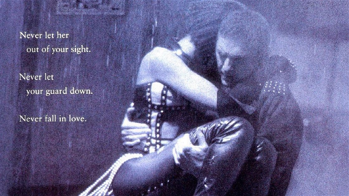 Copertina di Kevin Costner e il poster di The Bodyguard: quella donna non è Whitney Houston