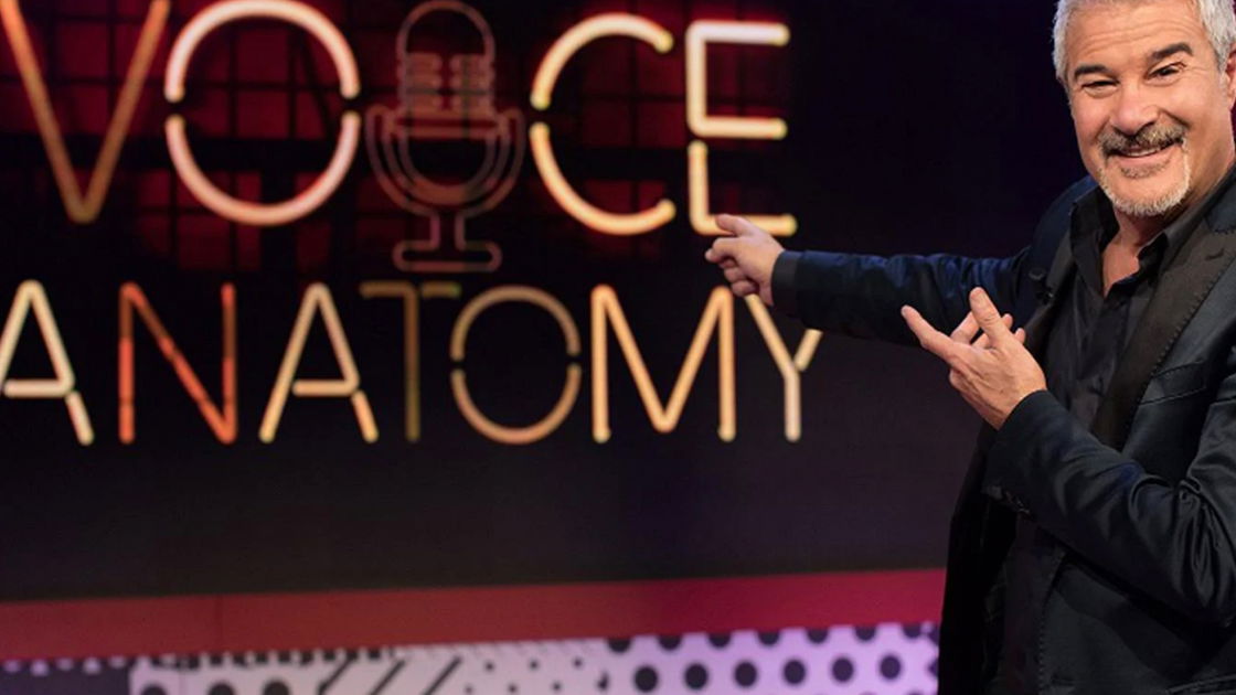Copertina di Perché non perdersi Voice Anatomy, il nuovo appuntamento con Pino Insegno (e voci eccezionali)