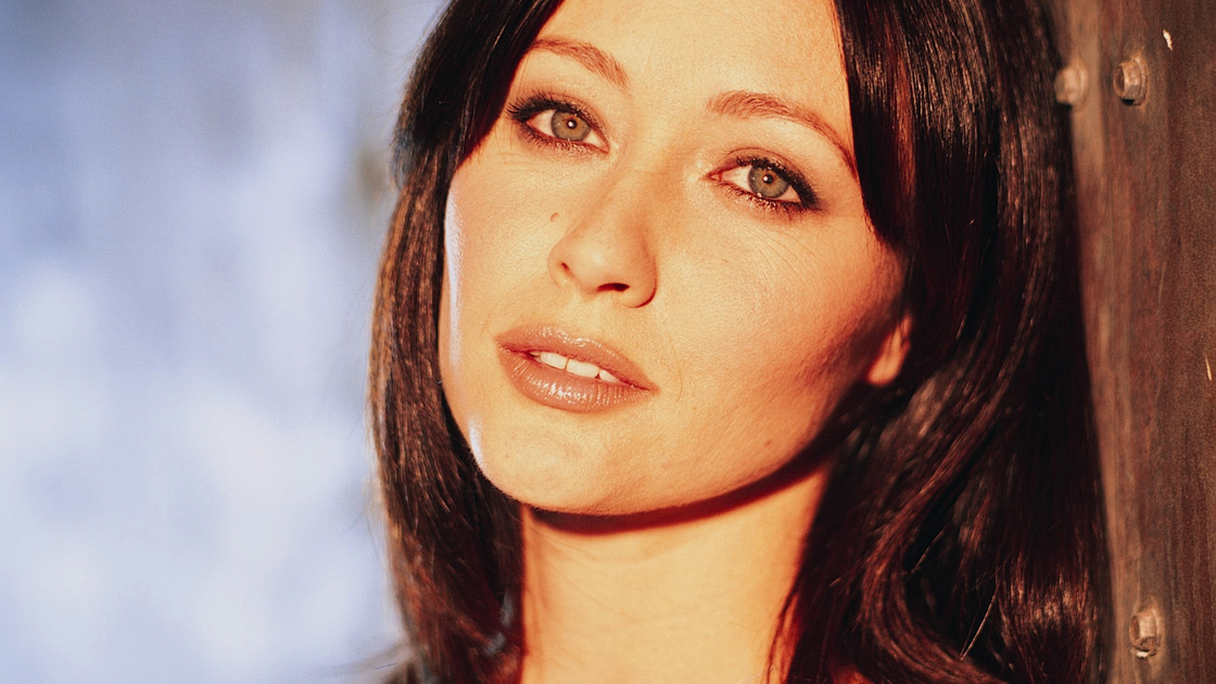 Εξώφυλλο του Why Did Did Shannen Doherty Leave Charmed; Ο αποχαιρετισμός της ηθοποιού και ο θάνατος της Πρου