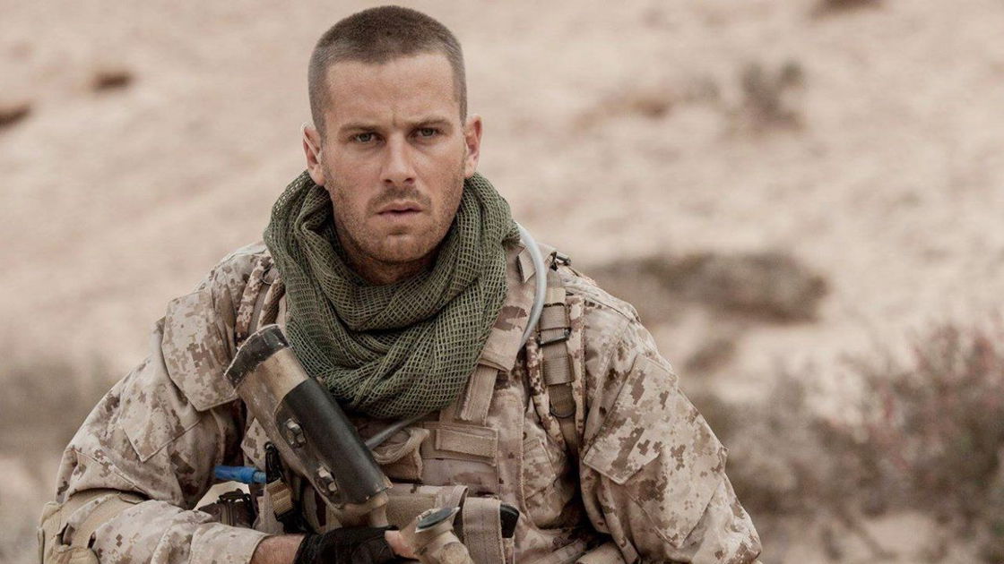 Copertina di Mine, Armie Hammer senza via di scampo nella sabbia: la recensione