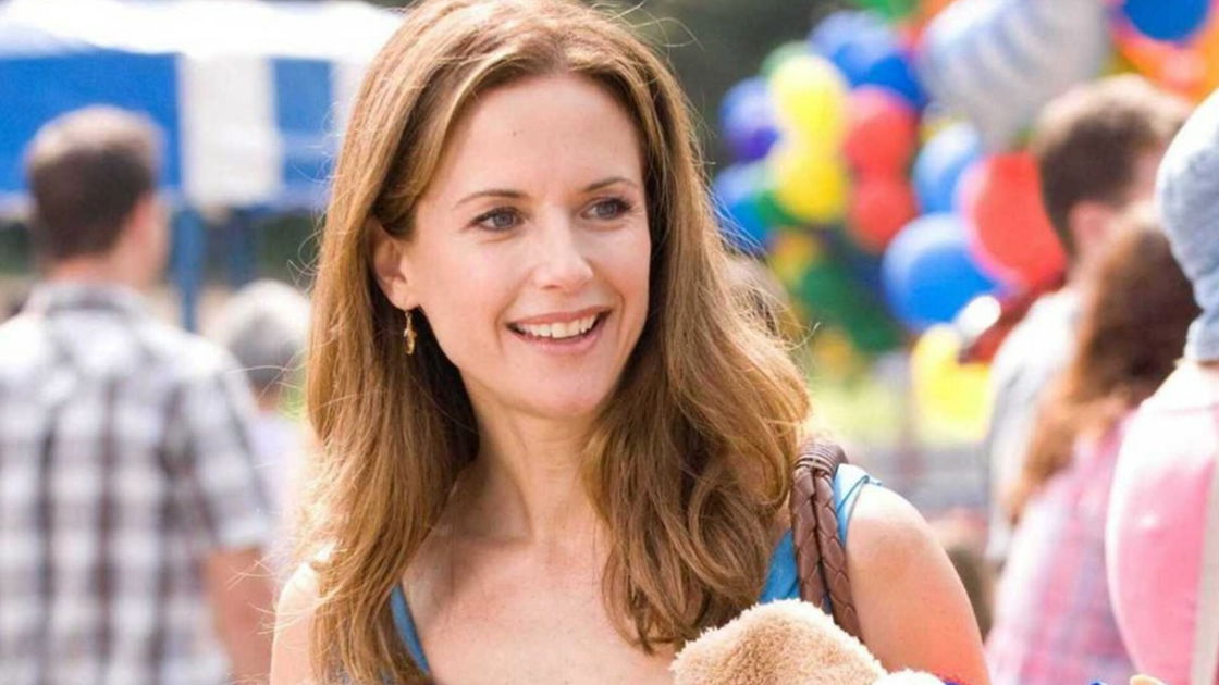 Copertina di È morta Kelly Preston: l'attrice e moglie di John Travolta aveva 57 anni