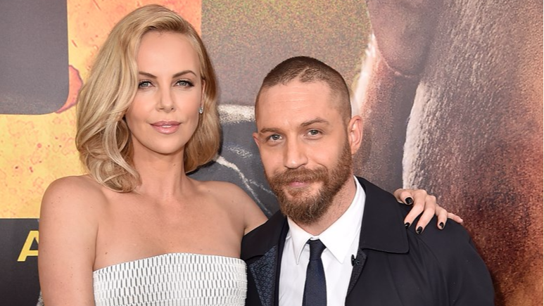 Copertina di Charlize Theron e Tom Hardy: Zoë Kravitz conferma la faida sul set di Mad Max