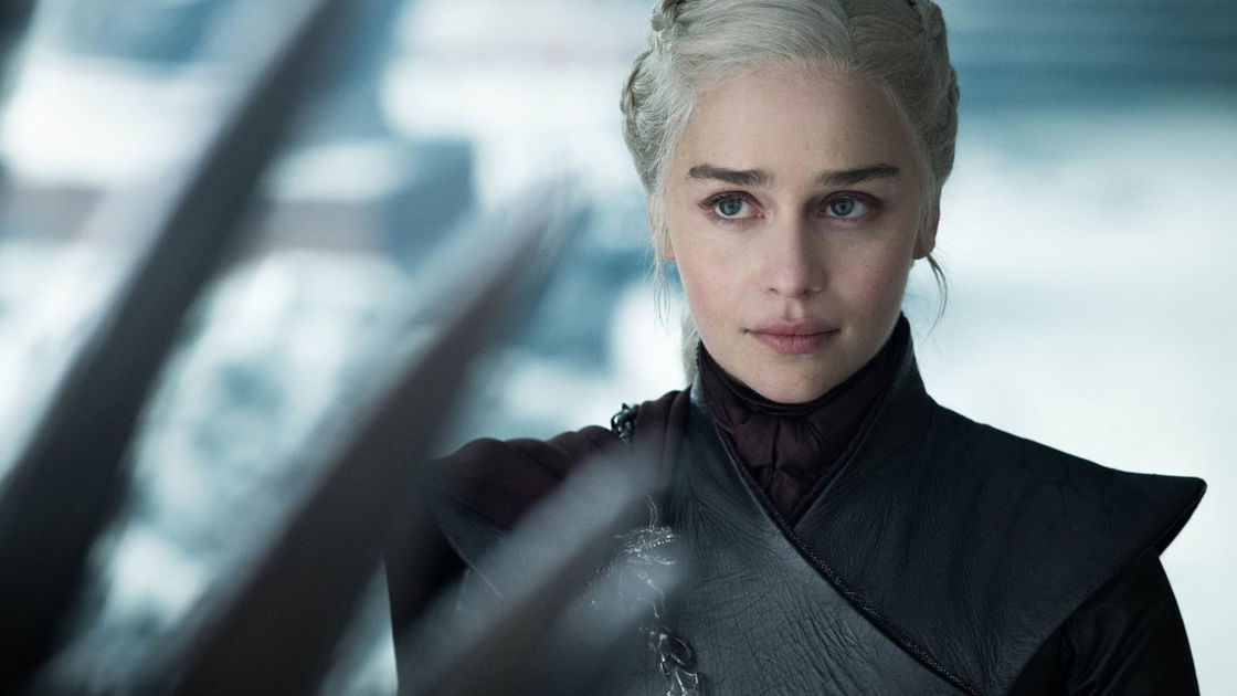 Copertina di Finale di Game of Thrones: Emilia Clarke dispiaciuta per gli showrunner