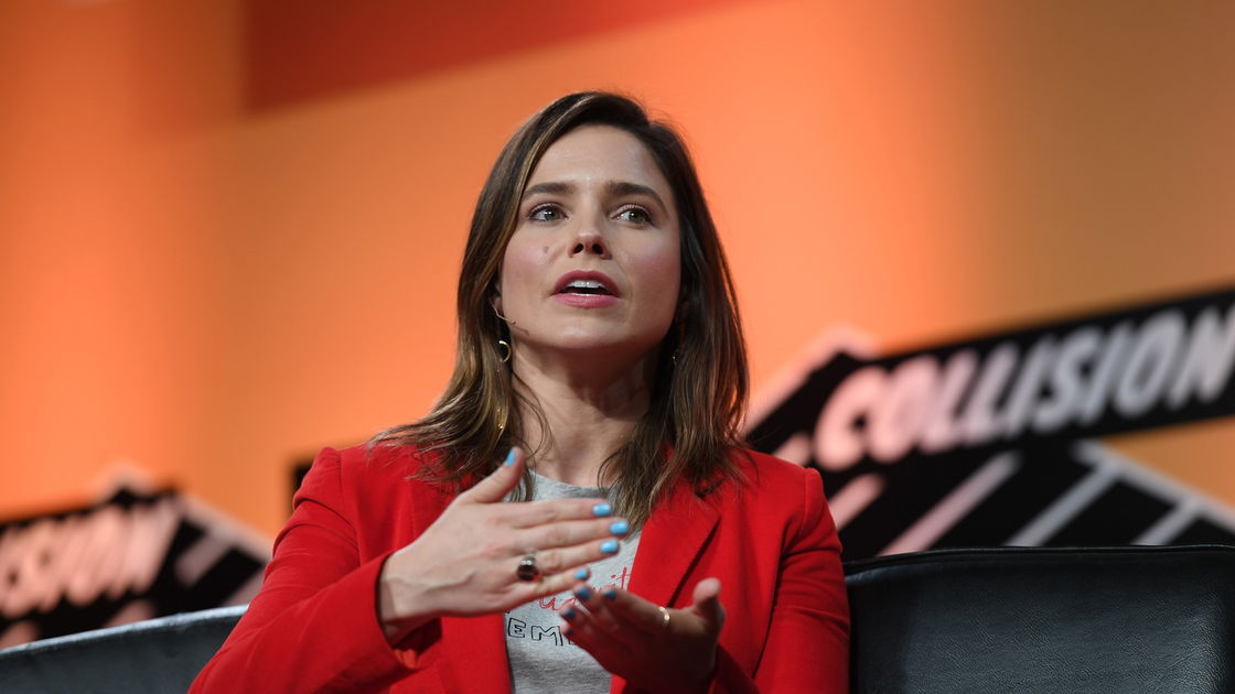 Copertina di Perché Sophia Bush lasciò Chicago P.D.? L'addio dell'attrice e il destino di Erin