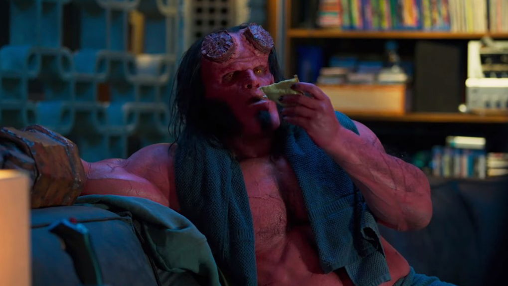 Copertina di Hellboy si gusta una pizza nella nuova clip del film (intanto arrivano nuove immagini)