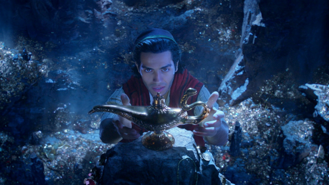 Copertina di Aladdin, la recensione: Guy Ritchie osa un remake dalle scelte forti