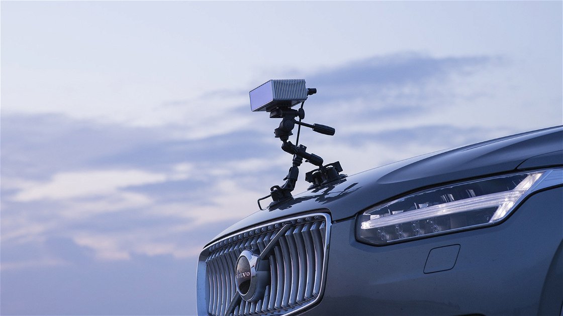 Copertina di La fotocamera 3D per auto a guida autonoma che riconosce come sei vestito (o quasi)