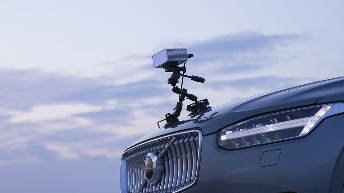Copertina di La fotocamera 3D per auto a guida autonoma che riconosce come sei vestito (o quasi)