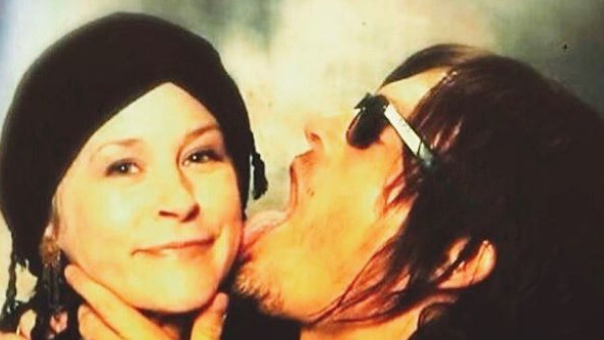 Copertina di Norman Reedus fa gli auguri a Melissa McBride leccandole la faccia