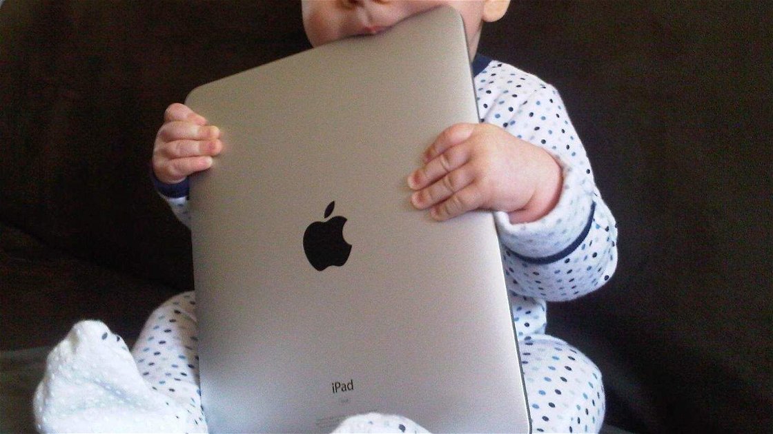 Copertina di Un bimbo di tre anni ha bloccato l'iPad del padre fino al 2067