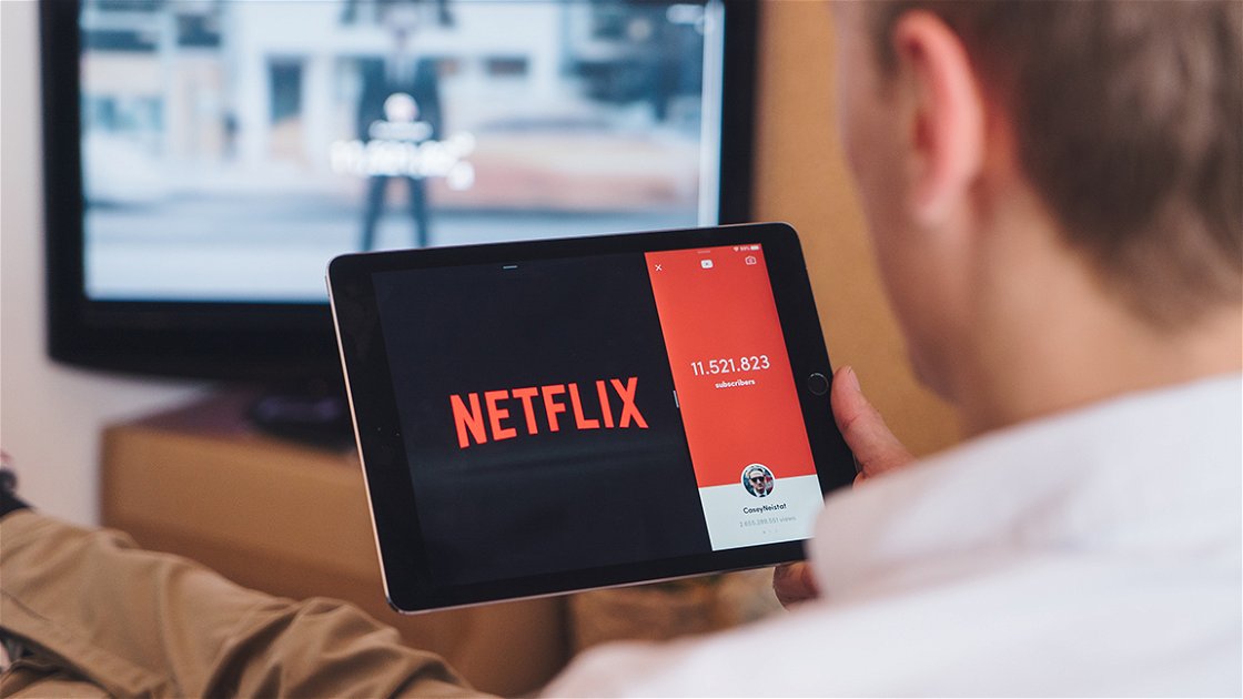 Copertina di Netflix testa la funzione shuffle, per riprodurre gli episodi casualmente
