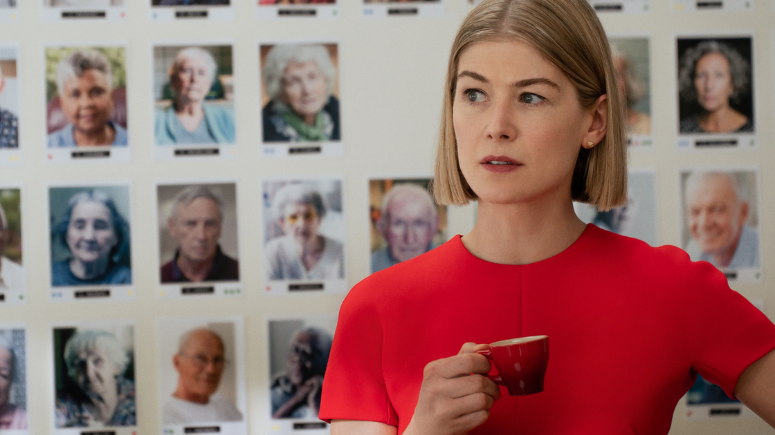 Copertina di I Care a Lot e lo strano destino di Rosamund Pike, memorabile solo quando cattivissima