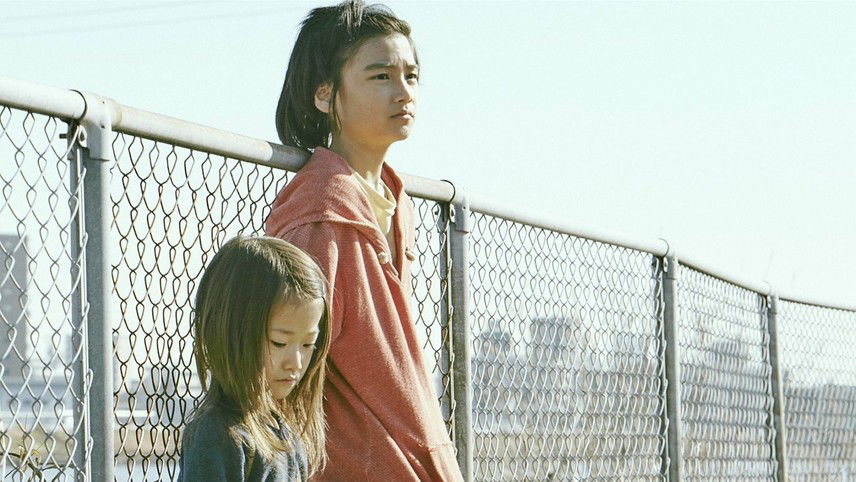 Copertina di Un Affare di famiglia, la recensione: sì, Hirokazu Kore-eda ha meritato la Palma d'Oro