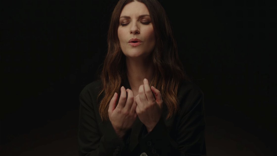 Copertina di Io sì (Seen): la canzone di Laura Pausini per La vita davanti a sé