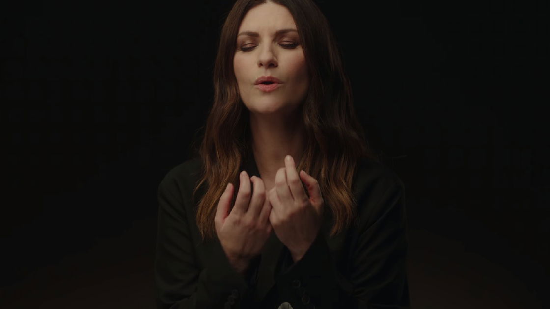 Copertina di Io sì (Seen): la canzone di Laura Pausini per La vita davanti a sé