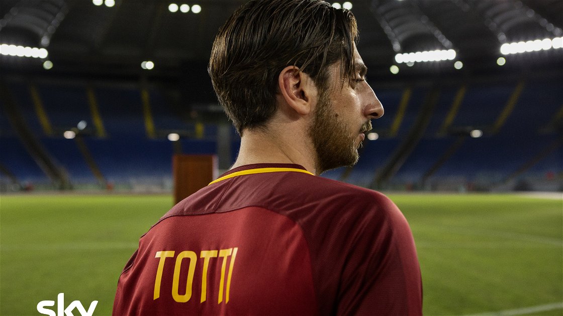 Copertina di Speravo de morì prima: la serie su Francesco Totti tratta da Un capitano