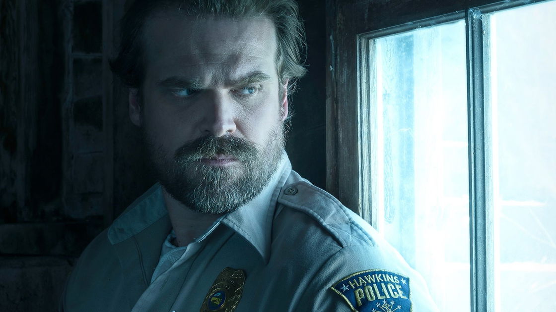 Copertina di Stranger Things 4: David Harbour anticipa nuove rivelazioni sul passato di Hopper