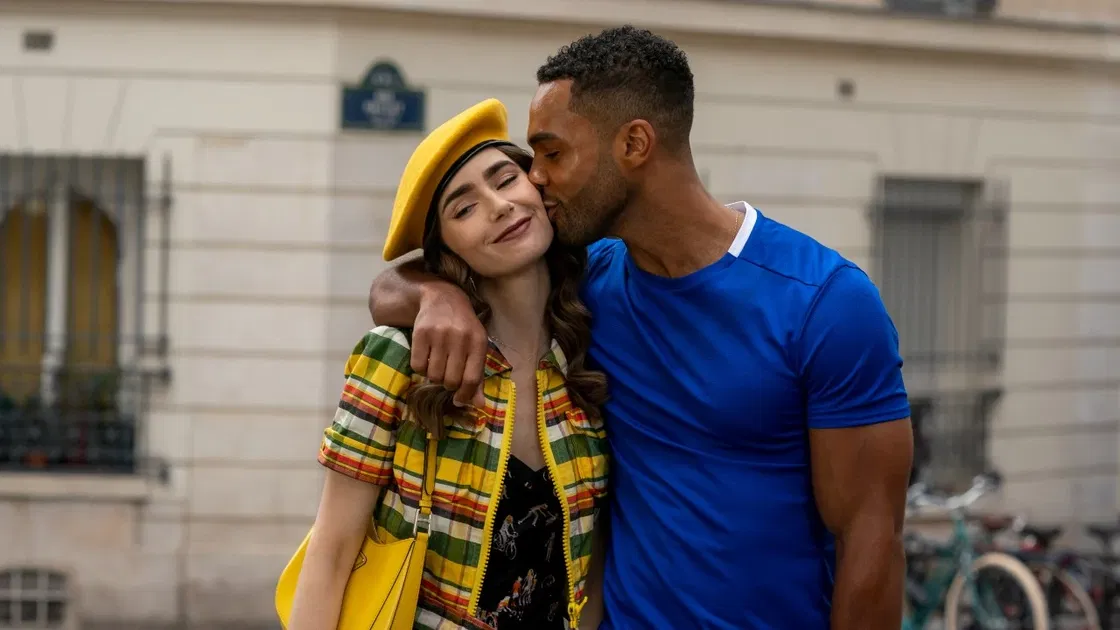 Copertina di Emily in Paris 3 torna sul set in estate e promuove Alfie a regular