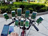 Copertina di Il pensionato che usa 11 smartphone per giocare a Pokémon Go