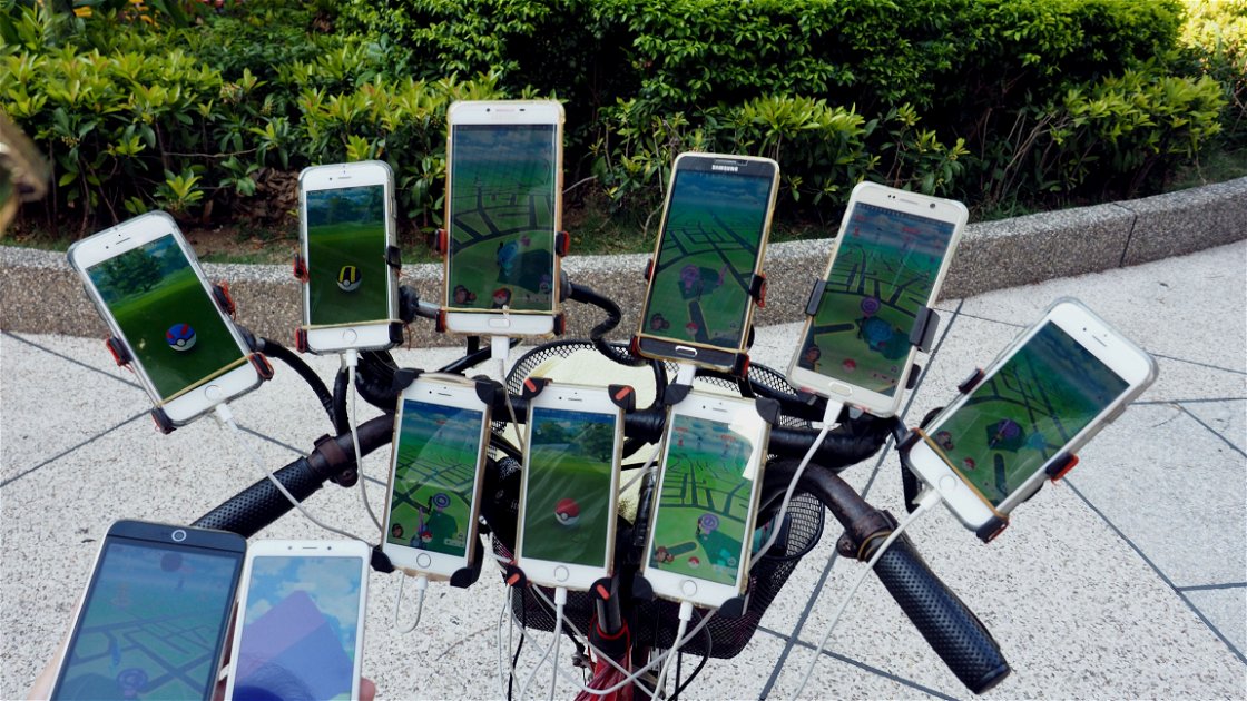 Copertina di Il pensionato che usa 11 smartphone per giocare a Pokémon Go