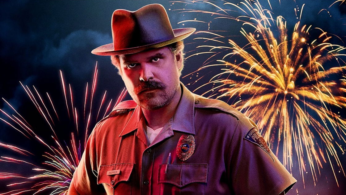Copertina di Stranger Things 4: David Harbour anticipa il ritorno di Hopper
