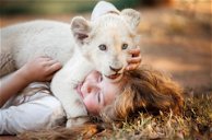 Copertina di Mia e il leone bianco: la storia dietro la realizzazione del film di Gilles de Maistre