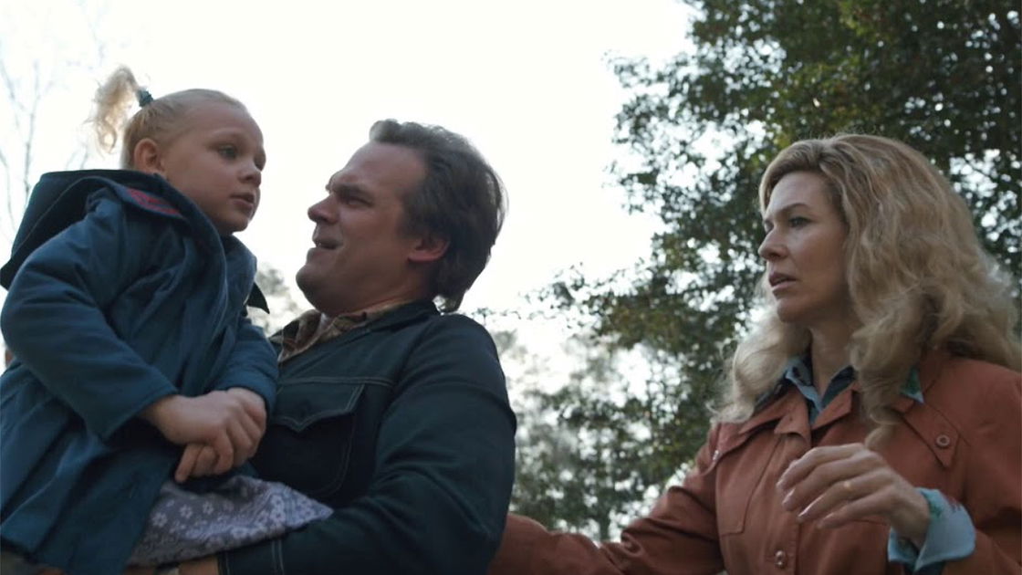Copertina di Stranger Things: la morte della figlia di Hopper era molto diversa nella prima versione della serie (e cambiava la storia)